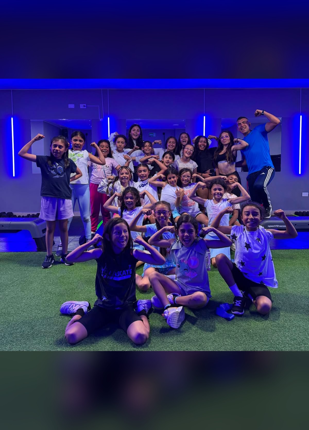 Grupo de niñas de THX Kids en clase de fortalecimiento deportivo en Tocancipá